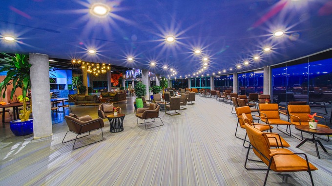 Khu vực nh&agrave; h&agrave;ng, qu&aacute;n c&agrave; ph&ecirc; được x&acirc;y dựng tr&aacute;i ph&eacute;p trong điểm du lịch Vườn V&ocirc; Cực.