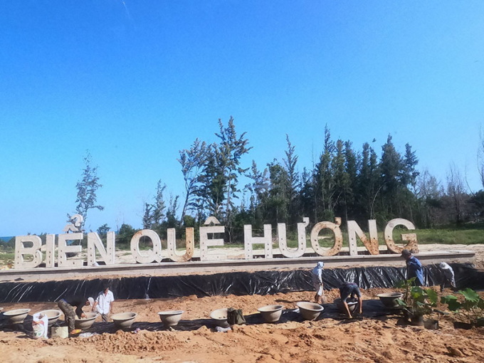 Cổng v&agrave;o khu du lịch Biển Qu&ecirc; Hương. Ảnh: PN