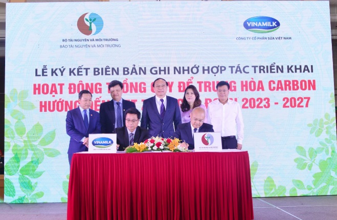 Đại diện Vinamilk v&agrave; B&aacute;o T&agrave;i nguy&ecirc;n v&agrave; M&ocirc;i trường (TN&amp;MT) k&yacute; bi&ecirc;n bản ghi nhớ hợp t&aacute;c cho dự &aacute;n trồng c&acirc;y hướng đến Net Zero