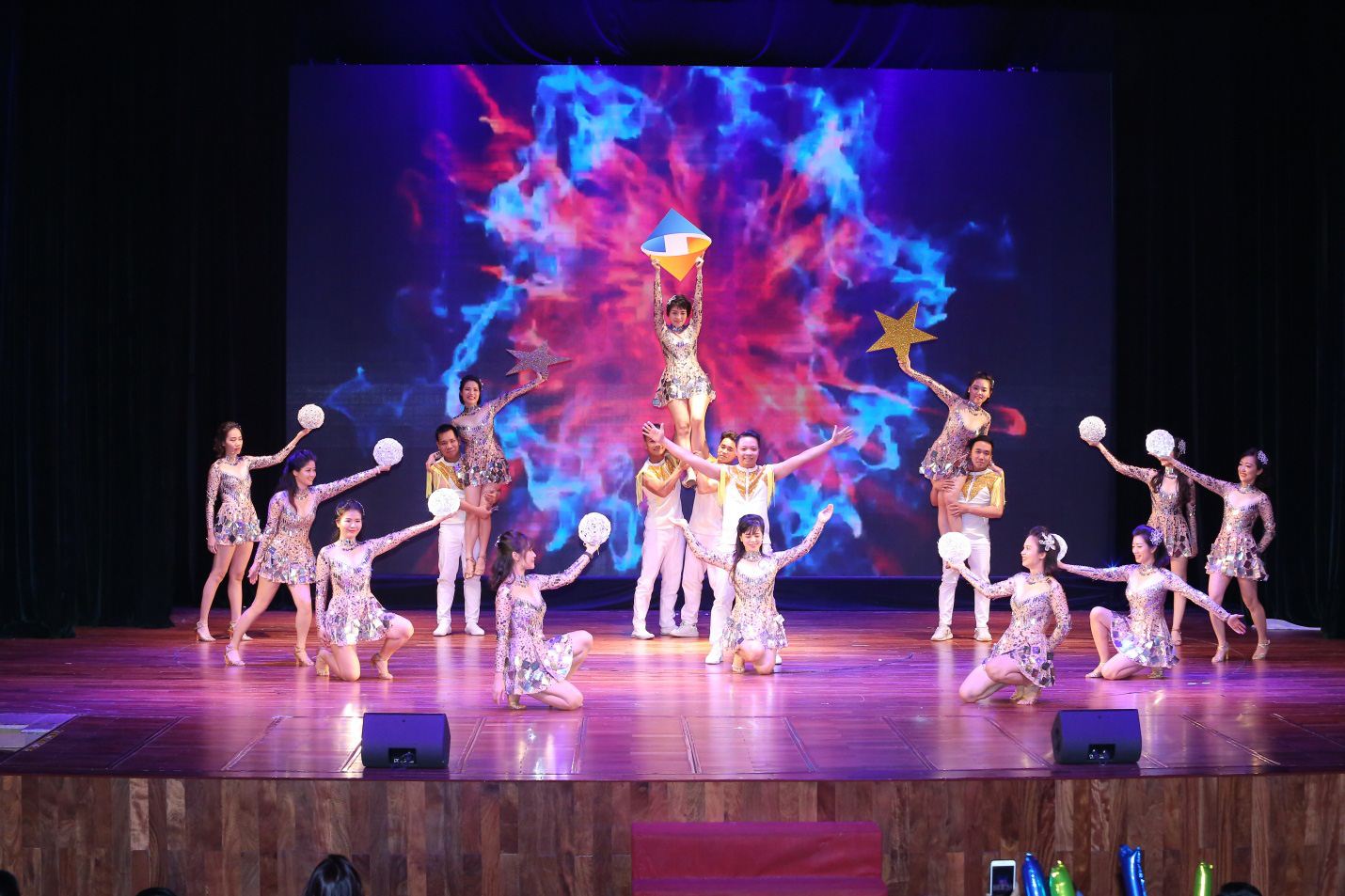 M&ocirc;i trường l&agrave;m việc trẻ trung, năng động với nhiều hoạt động phong tr&agrave;o s&ocirc;i nổi l&agrave; điểm kh&aacute;c biệt để thu h&uacute;t nh&acirc;n sự v&agrave; gắn kết c&aacute;c th&agrave;nh vi&ecirc;n nội bộ. &nbsp;