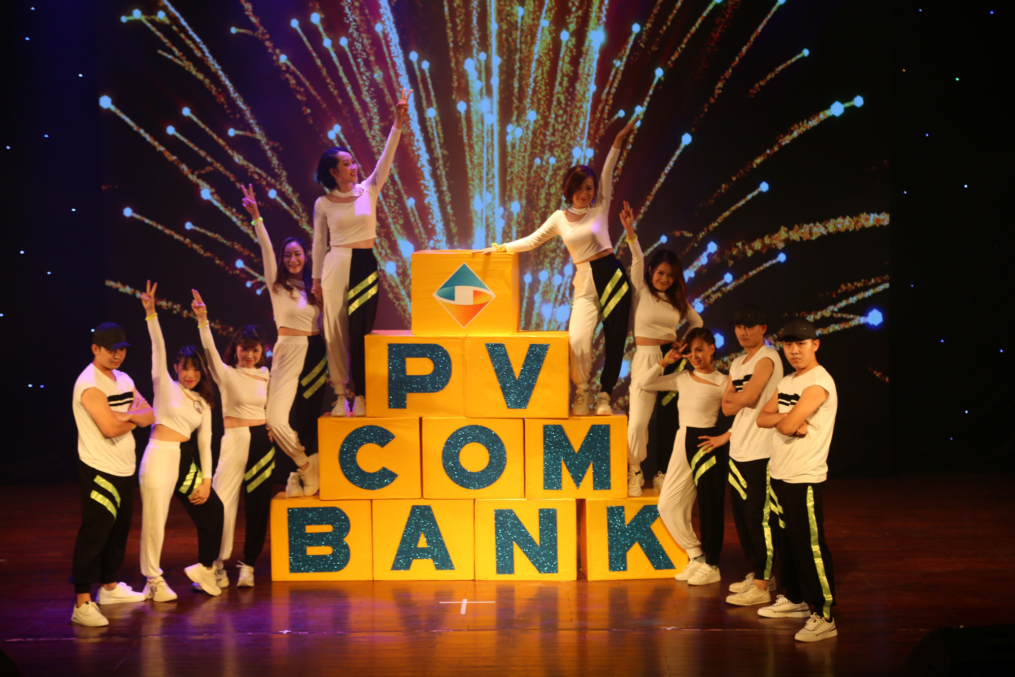 &ldquo;Vũ điệu đam m&ecirc; PVcomBank 2020&rdquo; th&agrave;nh c&ocirc;ng đ&atilde; gi&uacute;p Ng&acirc;n h&agrave;ng t&igrave;m ra được những t&agrave;i năng nổi bật, l&agrave;m phong ph&uacute; hoạt động phong tr&agrave;o nội bộ. &nbsp;