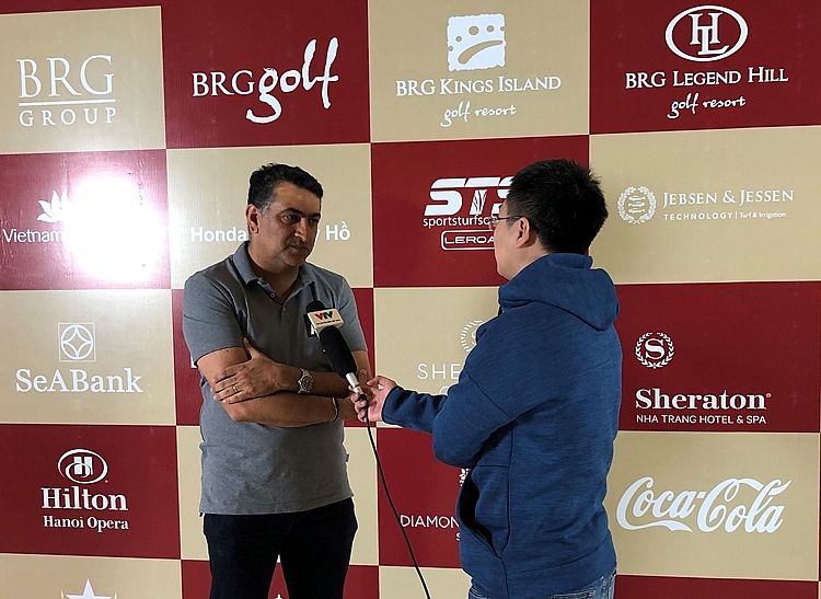 Golfer Amish Jaitha (b&ecirc;n tr&aacute;i) trả lời phỏng vấn &nbsp;