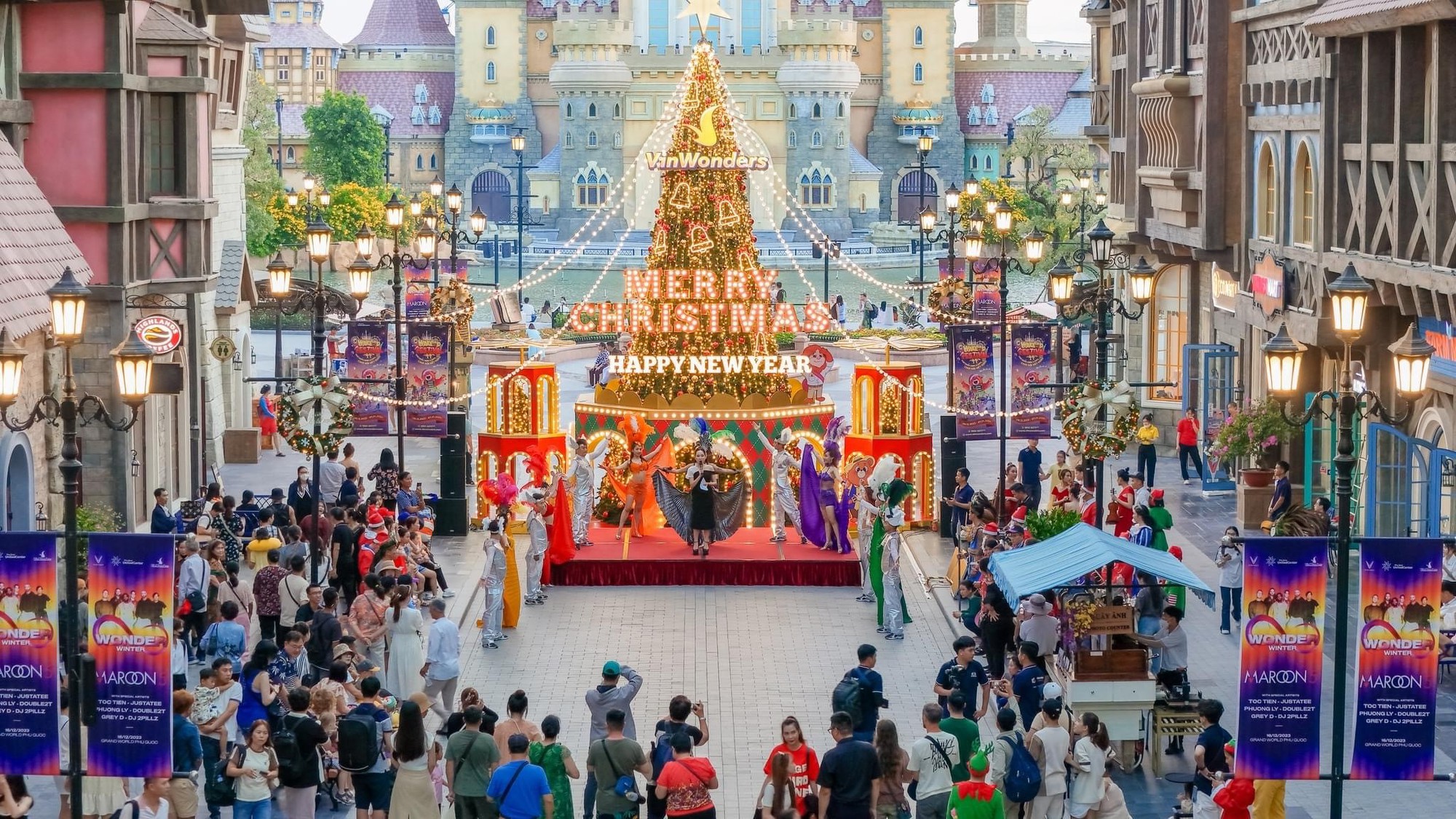 Maroon 5 đổ bộ Ph&#250; Quốc, fan h&#226;m mộ h&#225;o hức ch&#224;o đ&#243;n thần tượng với nhiều m&#224;n độc đ&#225;o - Ảnh 6