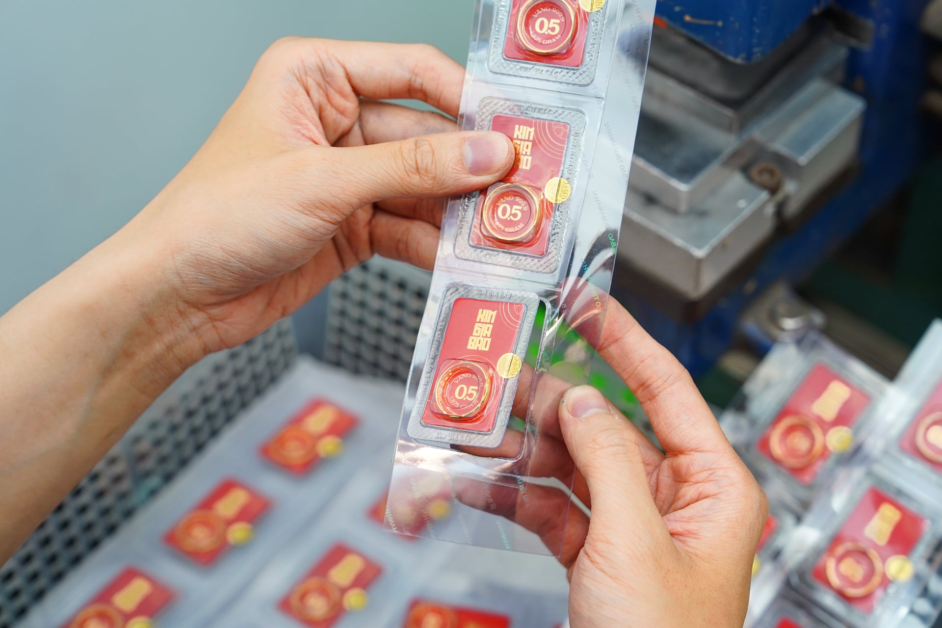 Giá vàng hôm nay 15/12: 'Bám trụ' quanh mốc 156 triệu/lượng - Ảnh 1