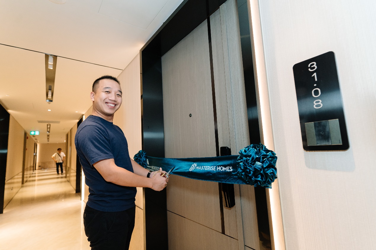 Kh&aacute;ch h&agrave;ng nhận b&agrave;n giao căn hộ h&agrave;ng hiệu Marriott tại t&ograve;a Lake. &nbsp;