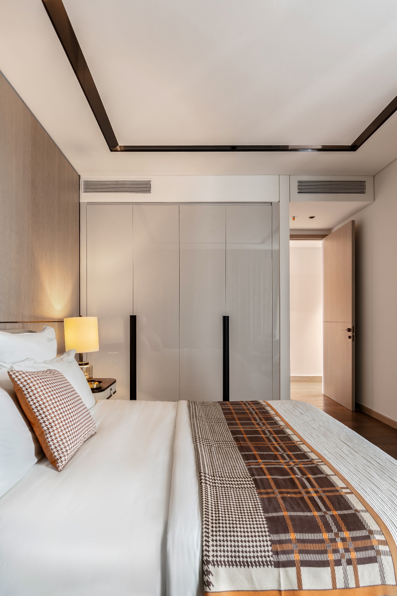 Tủ quần &aacute;o được IFO thiết kế ri&ecirc;ng cho từng mặt bằng căn hộ &nbsp;