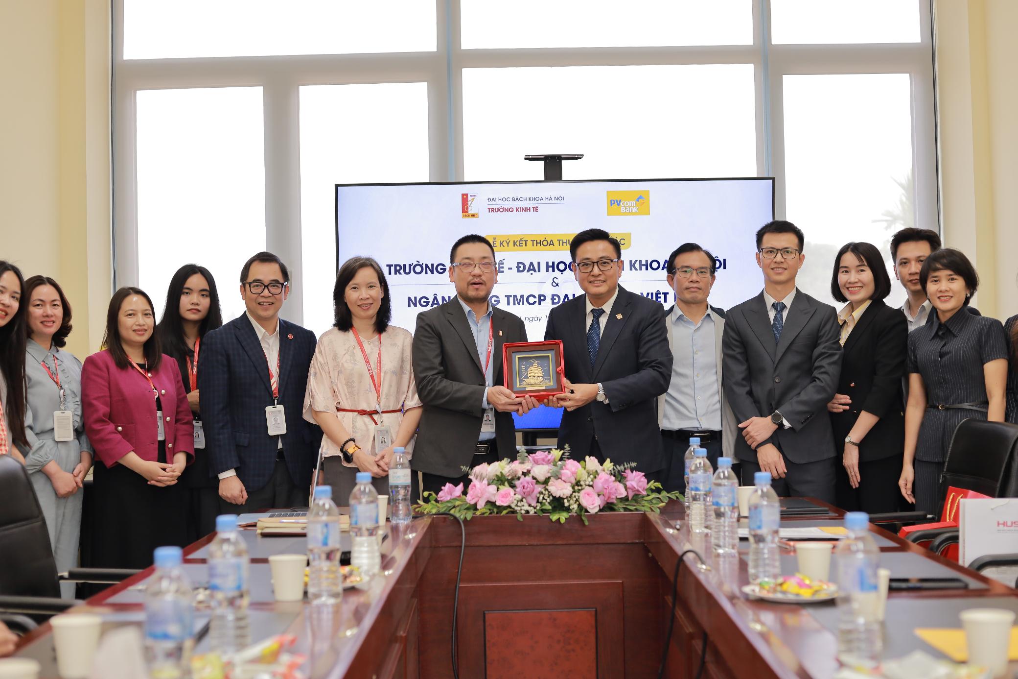 PVcomBank k&yacute; kết thỏa thuận hợp t&aacute;c với Trường Kinh tế - Đại học B&aacute;ch khoa H&agrave; Nội