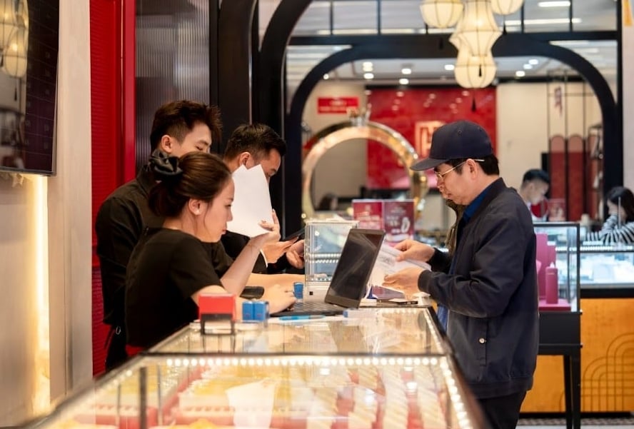 Giá vàng hôm nay 16/12: Vượt mốc 157,2 triệu/lượng - Ảnh 1