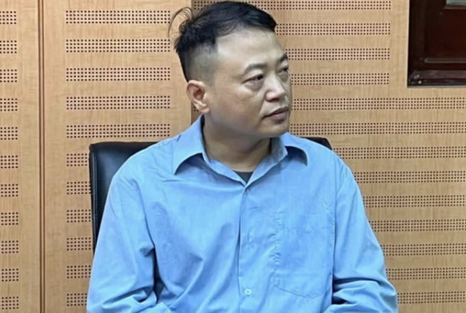 Bị can Nguyễn H&ograve;a B&igrave;nh (Shark B&igrave;nh). Ảnh: C&ocirc;ng an H&agrave; Nội.