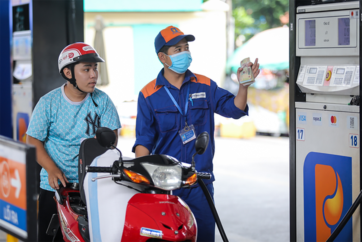 Gi&aacute; xăng giảm mạnh từ chiều nay. Ảnh: PLX.