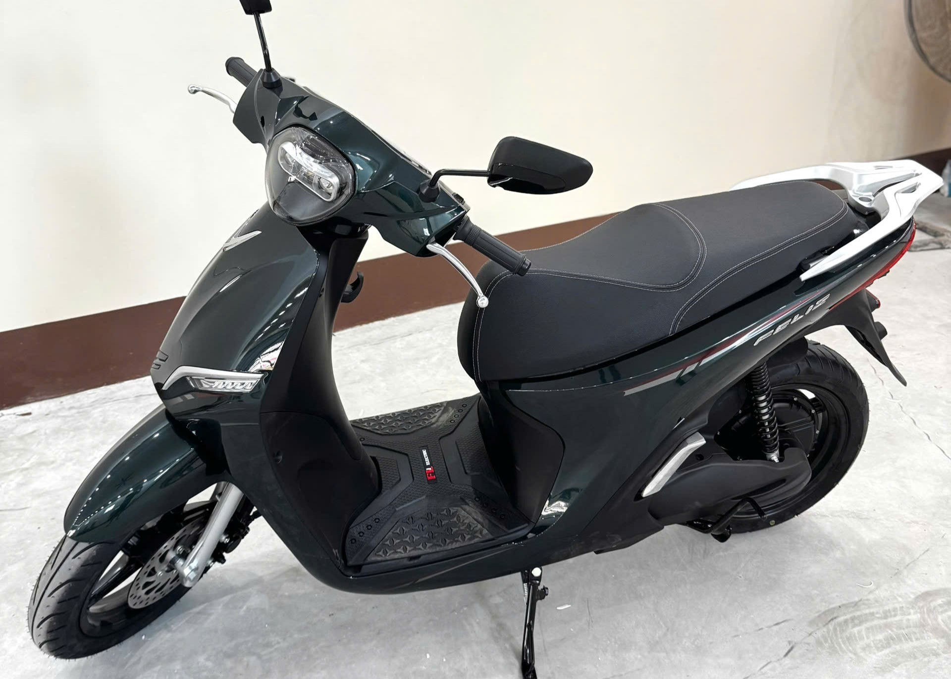 Mua VinFast Feliz đi làm, nam bác sĩ “choáng” vì được thêm xe máy điện tặng bạn gái - Ảnh 1