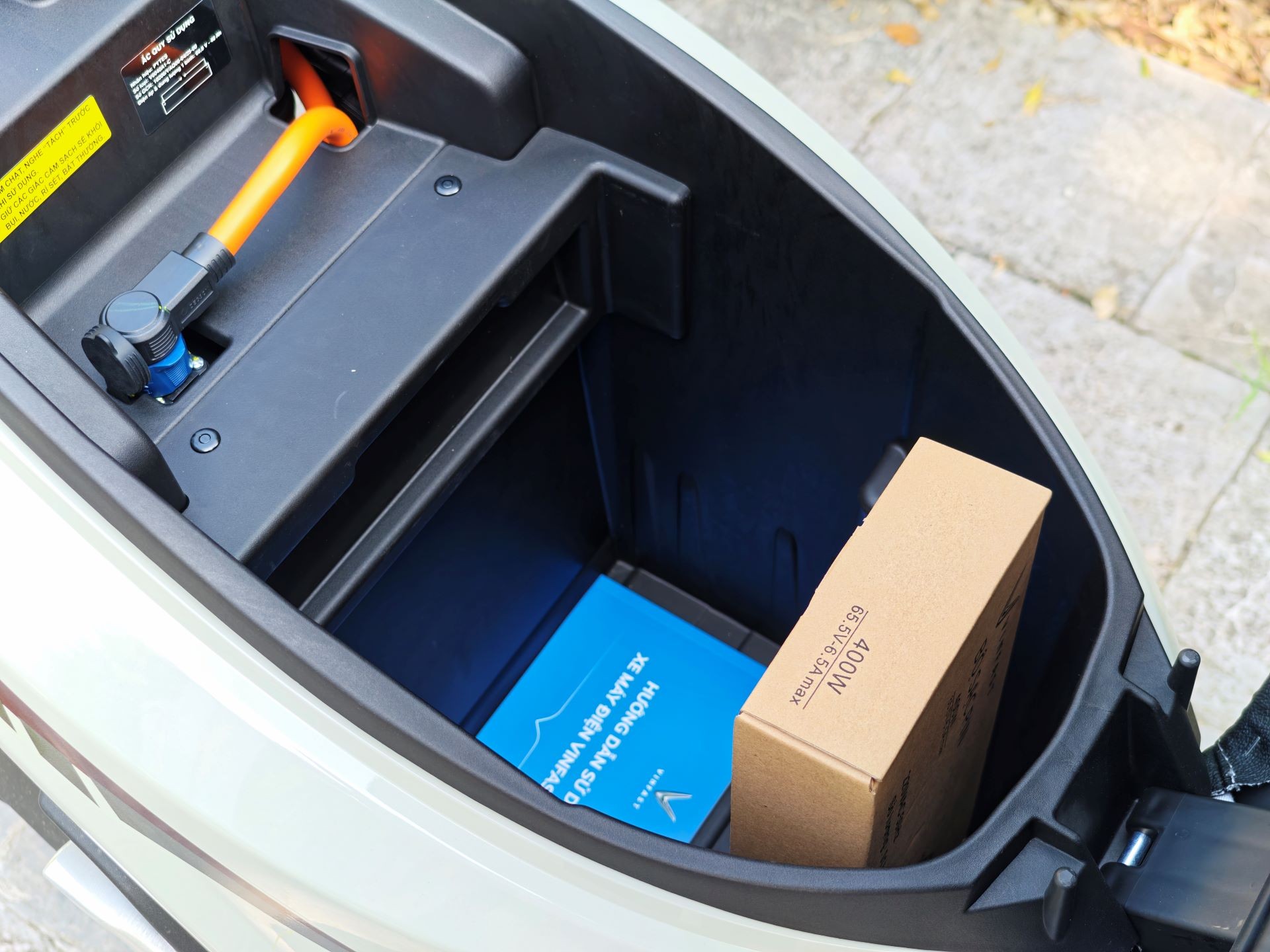 Mua VinFast Feliz đi làm, nam bác sĩ “choáng” vì được thêm xe máy điện tặng bạn gái - Ảnh 2