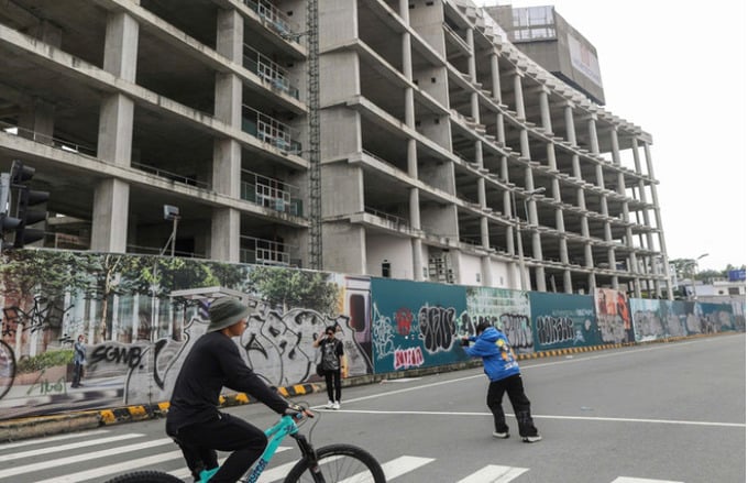 Sau khi ho&agrave;n th&agrave;nh phần hầm, dự &aacute;n từng phải dừng thi c&ocirc;ng trong giai đoạn 2012&ndash;2013, sau đ&oacute; được t&aacute;i khởi động v&agrave;o giữa năm 2020 nhưng tiếp tục rơi v&agrave;o trạng th&aacute;i đ&igrave;nh trệ k&eacute;o d&agrave;i.