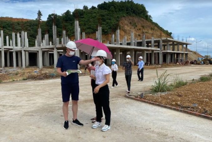 Nh&acirc;n vi&ecirc;n m&ocirc;i giới BĐS dẫn kh&aacute;ch h&agrave;ng đến tham quan, đặt mua Dự &aacute;n Ng&ocirc;i sao Hạ Long.