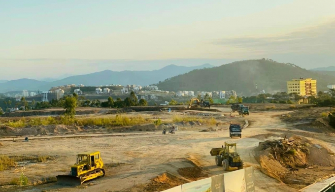 Hiện tại, The Astro Hạ Long Bay đang trong qu&aacute; tr&igrave;nh x&acirc;y dựng cơ sở hạ tầng, hiện trạng c&aacute;c c&ocirc;ng tr&igrave;nh c&ograve;n kh&aacute; sơ s&agrave;i.