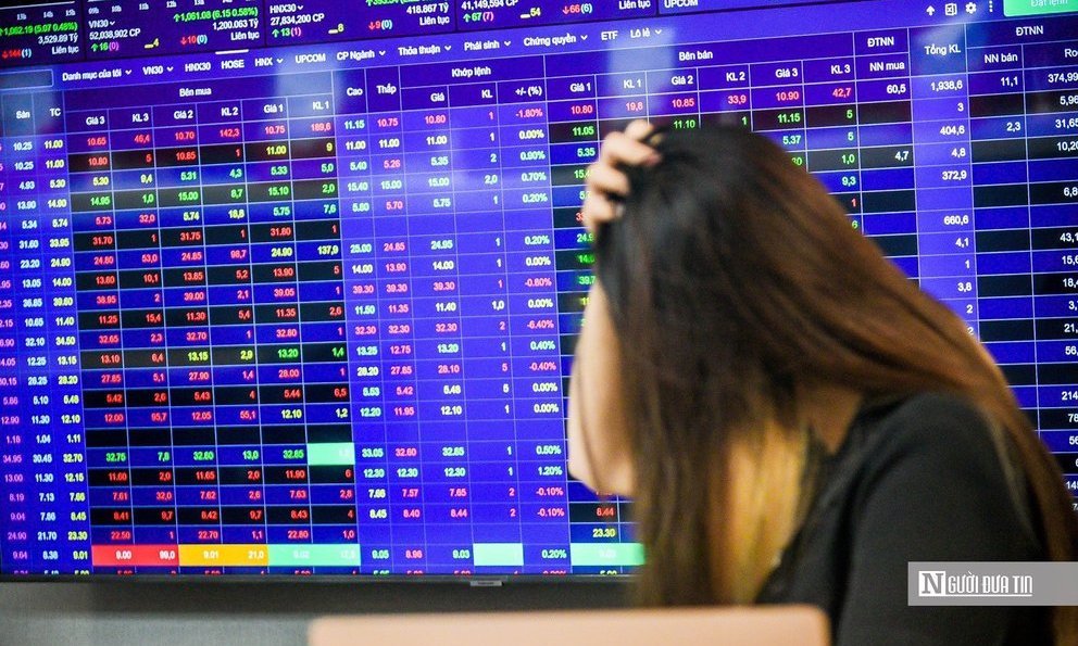 Lăng k&#237;nh chứng kho&#225;n 19/12: Thận trọng khi bắt đ&#225;y - Ảnh 1