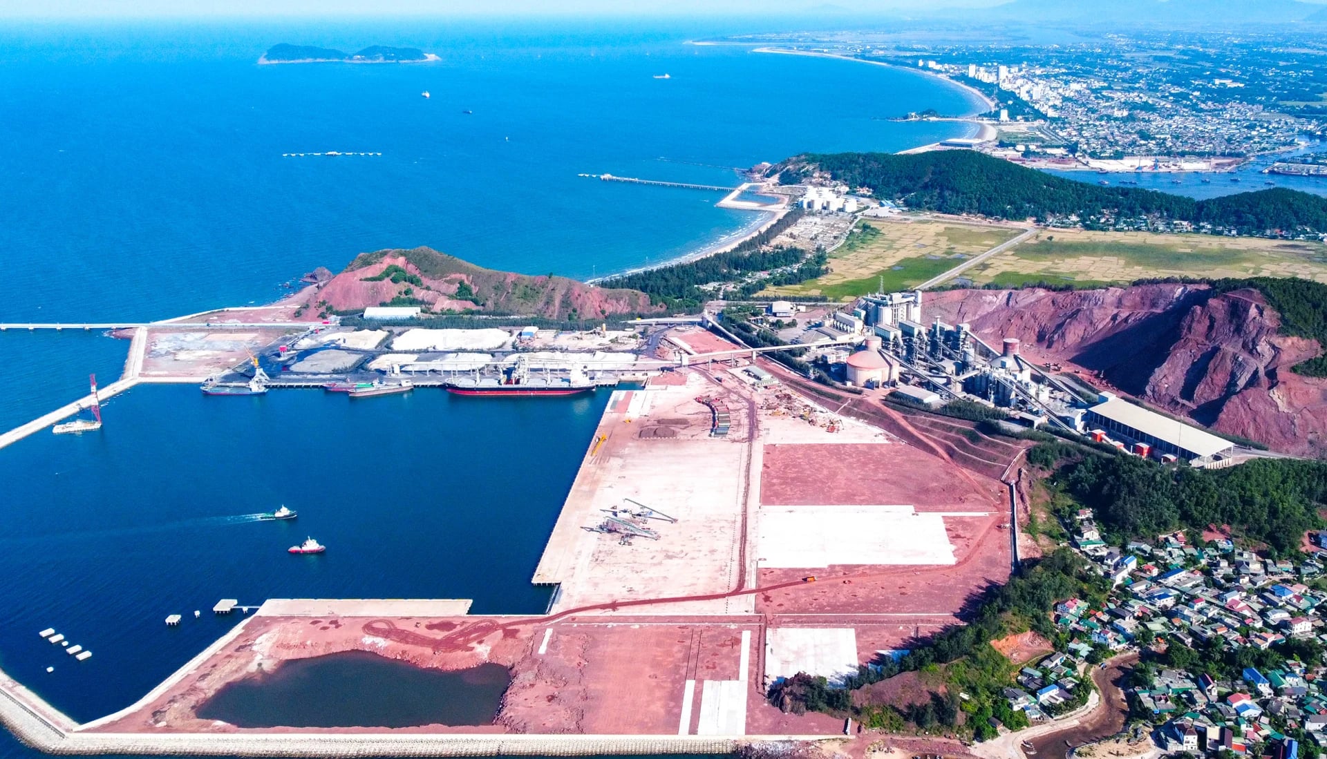 Cảng nước s&acirc;u Cửa L&ograve; do&nbsp;C&ocirc;ng ty Cổ phần Đầu tư Ph&aacute;t triển Vận tải Quốc tế (ITID) l&agrave;m chủ đầu tư.