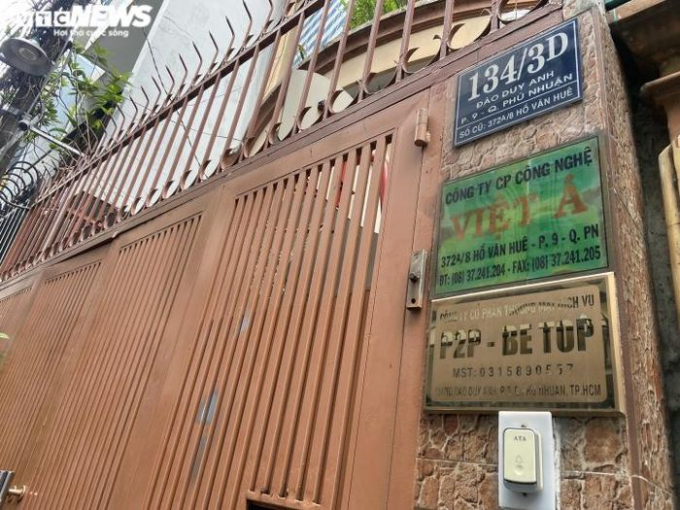 Trụ sở của c&ocirc;ng ty Việt &Aacute; l&agrave; ng&ocirc;i nh&agrave; 3 tầng, ở đ&acirc;y kh&ocirc;ng c&oacute; bất cứ hoạt động g&igrave; ngo&agrave;i bảng hiệu đặt nhờ. (Ảnh: VTC)