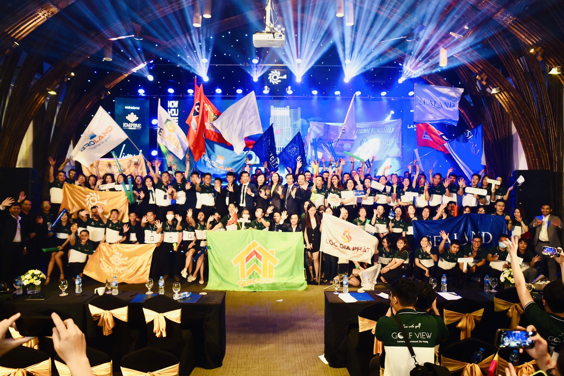 C&aacute;c "chiến binh" sẵn s&agrave;ng c&agrave;n qu&eacute;t bảng h&agrave;ng Golf View Luxury Apartment Danang.