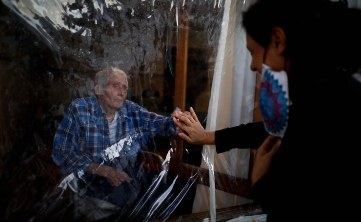 Thế giới sắp bước v&#224;o Covid năm thứ 3: Những cảnh tượng nh&#243;i l&#242;ng chỉ c&#243; thể bắt gặp tại thời đại dịch - Ảnh 2