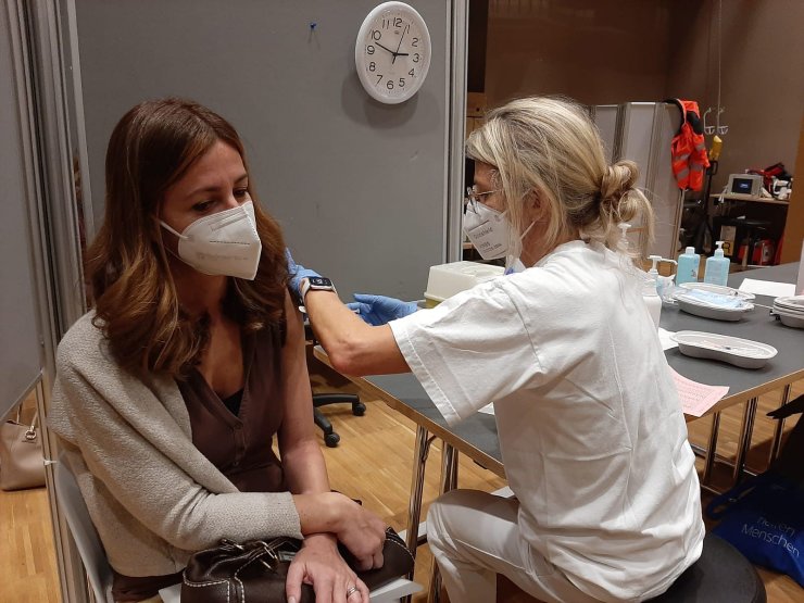 Thế giới sắp bước v&#224;o Covid năm thứ 3: Những cảnh tượng nh&#243;i l&#242;ng chỉ c&#243; thể bắt gặp tại thời đại dịch - Ảnh 13