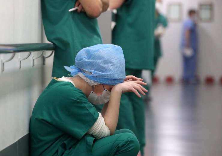 Thế giới sắp bước v&#224;o Covid năm thứ 3: Những cảnh tượng nh&#243;i l&#242;ng chỉ c&#243; thể bắt gặp tại thời đại dịch - Ảnh 14