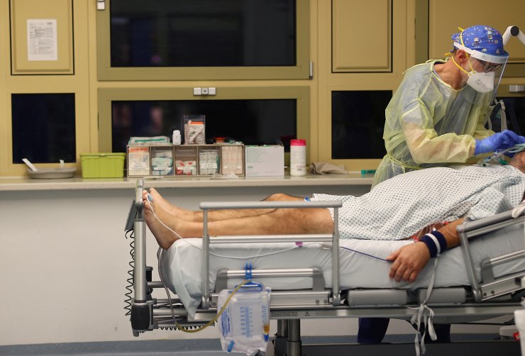 Thế giới sắp bước v&#224;o Covid năm thứ 3: Những cảnh tượng nh&#243;i l&#242;ng chỉ c&#243; thể bắt gặp tại thời đại dịch - Ảnh 15