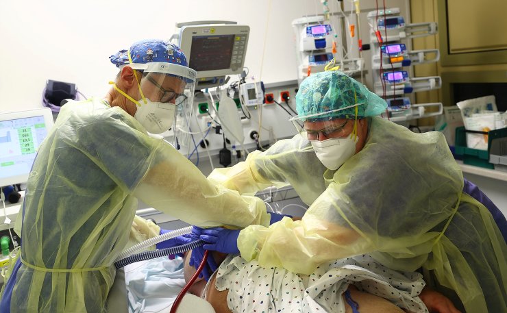 Thế giới sắp bước v&#224;o Covid năm thứ 3: Những cảnh tượng nh&#243;i l&#242;ng chỉ c&#243; thể bắt gặp tại thời đại dịch - Ảnh 16