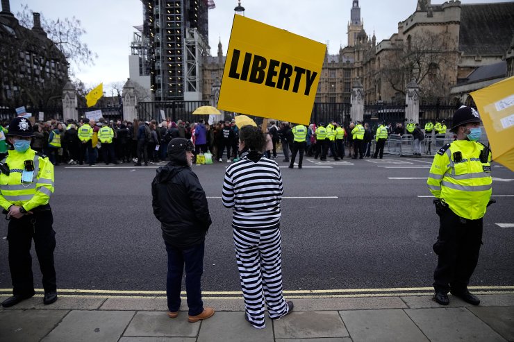 Thế giới sắp bước v&#224;o Covid năm thứ 3: Những cảnh tượng nh&#243;i l&#242;ng chỉ c&#243; thể bắt gặp tại thời đại dịch - Ảnh 17