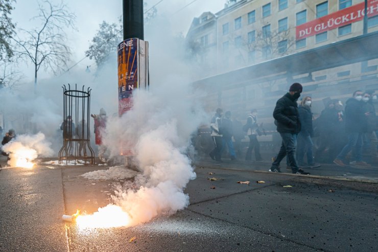 Thế giới sắp bước v&#224;o Covid năm thứ 3: Những cảnh tượng nh&#243;i l&#242;ng chỉ c&#243; thể bắt gặp tại thời đại dịch - Ảnh 18
