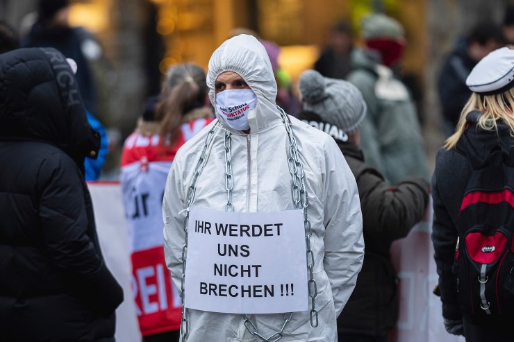 Thế giới sắp bước v&#224;o Covid năm thứ 3: Những cảnh tượng nh&#243;i l&#242;ng chỉ c&#243; thể bắt gặp tại thời đại dịch - Ảnh 20