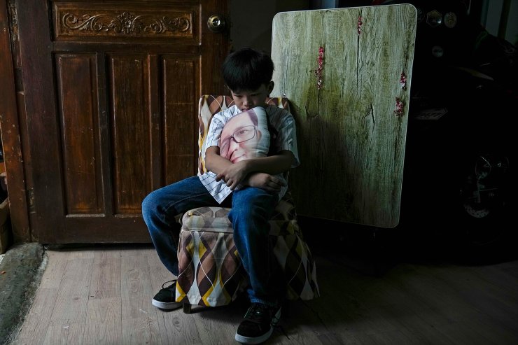 Thế giới sắp bước v&#224;o Covid năm thứ 3: Những cảnh tượng nh&#243;i l&#242;ng chỉ c&#243; thể bắt gặp tại thời đại dịch - Ảnh 3