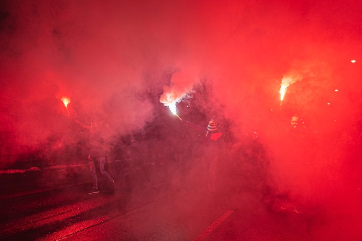 Thế giới sắp bước v&#224;o Covid năm thứ 3: Những cảnh tượng nh&#243;i l&#242;ng chỉ c&#243; thể bắt gặp tại thời đại dịch - Ảnh 21