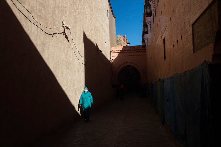 Thế giới sắp bước v&#224;o Covid năm thứ 3: Những cảnh tượng nh&#243;i l&#242;ng chỉ c&#243; thể bắt gặp tại thời đại dịch - Ảnh 24