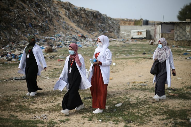 Thế giới sắp bước v&#224;o Covid năm thứ 3: Những cảnh tượng nh&#243;i l&#242;ng chỉ c&#243; thể bắt gặp tại thời đại dịch - Ảnh 25