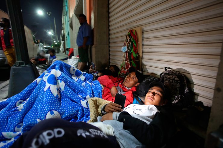 Thế giới sắp bước v&#224;o Covid năm thứ 3: Những cảnh tượng nh&#243;i l&#242;ng chỉ c&#243; thể bắt gặp tại thời đại dịch - Ảnh 27