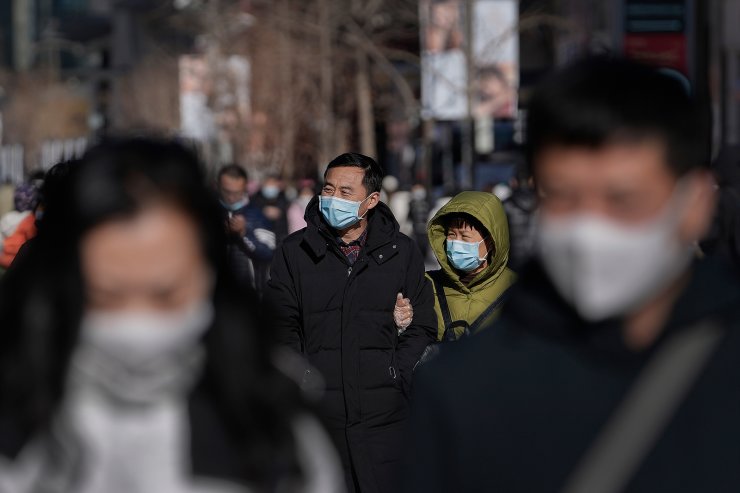 Thế giới sắp bước v&#224;o Covid năm thứ 3: Những cảnh tượng nh&#243;i l&#242;ng chỉ c&#243; thể bắt gặp tại thời đại dịch - Ảnh 28