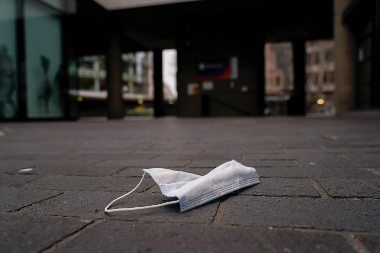 Thế giới sắp bước v&#224;o Covid năm thứ 3: Những cảnh tượng nh&#243;i l&#242;ng chỉ c&#243; thể bắt gặp tại thời đại dịch - Ảnh 30