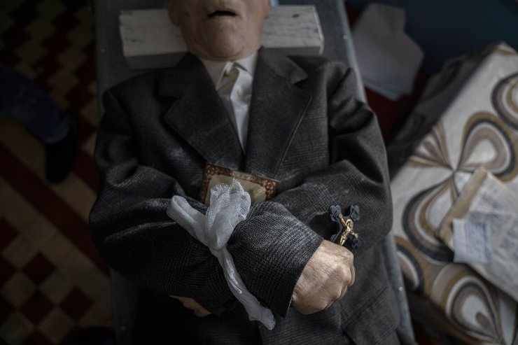 Thế giới sắp bước v&#224;o Covid năm thứ 3: Những cảnh tượng nh&#243;i l&#242;ng chỉ c&#243; thể bắt gặp tại thời đại dịch - Ảnh 4