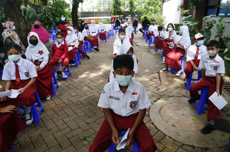 Thế giới sắp bước v&#224;o Covid năm thứ 3: Những cảnh tượng nh&#243;i l&#242;ng chỉ c&#243; thể bắt gặp tại thời đại dịch - Ảnh 31