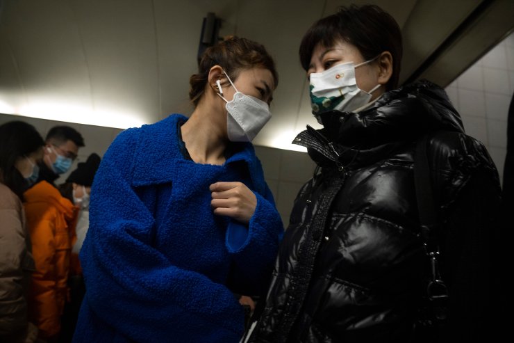 Thế giới sắp bước v&#224;o Covid năm thứ 3: Những cảnh tượng nh&#243;i l&#242;ng chỉ c&#243; thể bắt gặp tại thời đại dịch - Ảnh 33