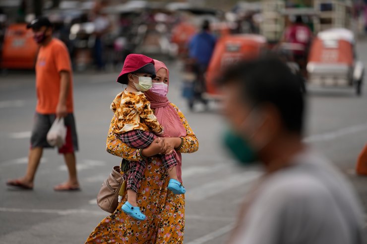 Thế giới sắp bước v&#224;o Covid năm thứ 3: Những cảnh tượng nh&#243;i l&#242;ng chỉ c&#243; thể bắt gặp tại thời đại dịch - Ảnh 34