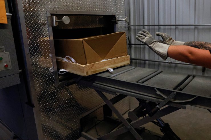 Thế giới sắp bước v&#224;o Covid năm thứ 3: Những cảnh tượng nh&#243;i l&#242;ng chỉ c&#243; thể bắt gặp tại thời đại dịch - Ảnh 5