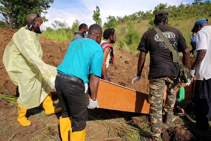 Thế giới sắp bước v&#224;o Covid năm thứ 3: Những cảnh tượng nh&#243;i l&#242;ng chỉ c&#243; thể bắt gặp tại thời đại dịch - Ảnh 7