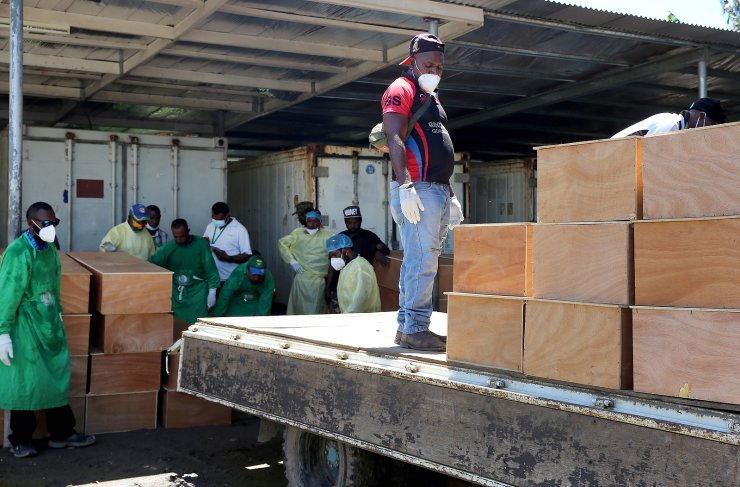 Thế giới sắp bước v&#224;o Covid năm thứ 3: Những cảnh tượng nh&#243;i l&#242;ng chỉ c&#243; thể bắt gặp tại thời đại dịch - Ảnh 8