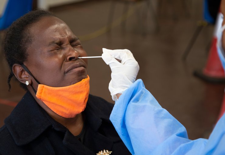 Thế giới sắp bước v&#224;o Covid năm thứ 3: Những cảnh tượng nh&#243;i l&#242;ng chỉ c&#243; thể bắt gặp tại thời đại dịch - Ảnh 9