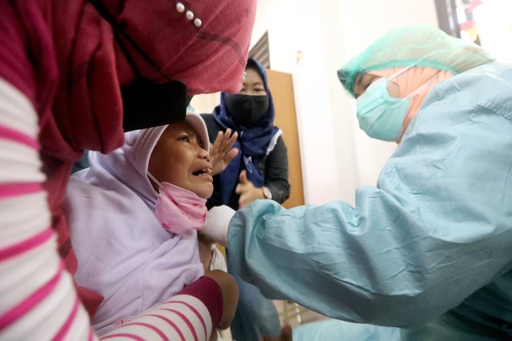 Thế giới sắp bước v&#224;o Covid năm thứ 3: Những cảnh tượng nh&#243;i l&#242;ng chỉ c&#243; thể bắt gặp tại thời đại dịch - Ảnh 10