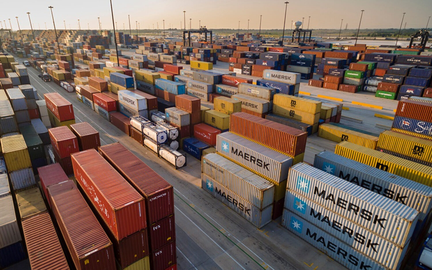 Việt Nam c&oacute; thể lọt v&agrave;o top 15 quốc gia c&oacute; quy m&ocirc; thương mại lớn nhất thế giới (Ảnh: Houston Public Media)&rlm;