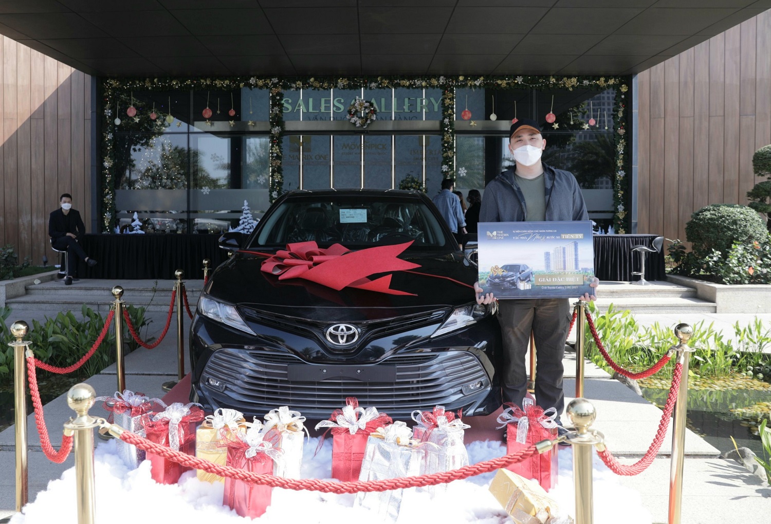 Niềm vui "nh&acirc;n đ&ocirc;i" với chủ nh&acirc;n giải đặc biệt b&ecirc;n chiếc xe &ocirc; t&ocirc; Camry &nbsp;