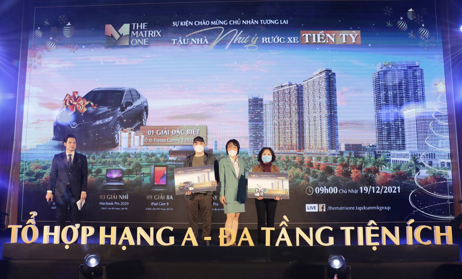 B&agrave; Nguyễn Thị Hồng Huệ đại diện chủ đầu tư trao giải đặc biệt v&agrave; giải nhất cho 2 kh&aacute;ch h&agrave;ng may mắn &nbsp;